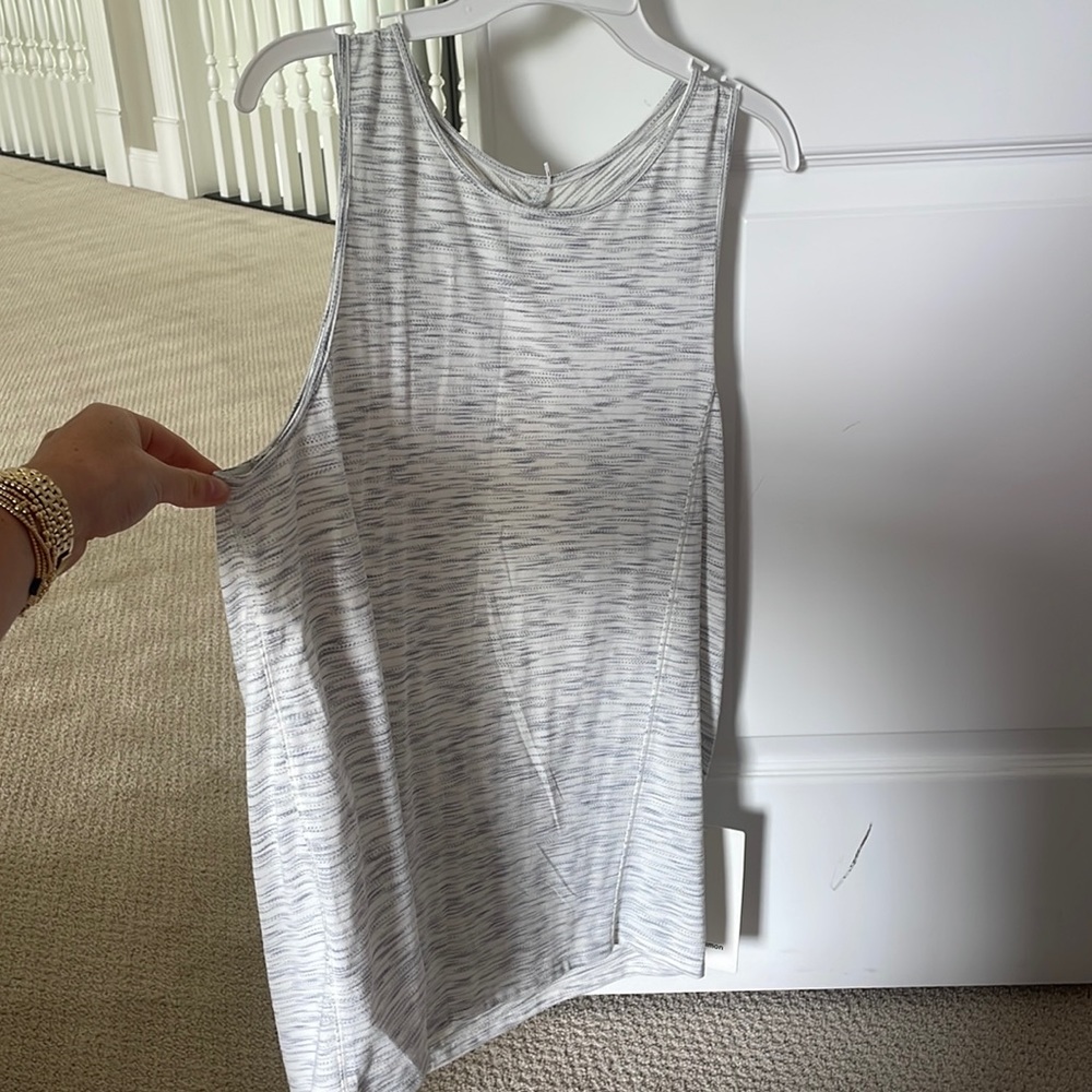 Women’s lululemon tank top NEVER WORN